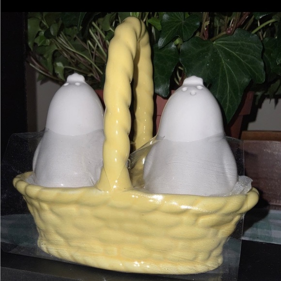 Rae Dunn Chicks in a Basket Salt & Pepper Shakers - Picture 2 of 6